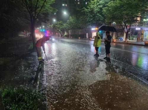 호우경보가 발효된 27일 광주 서구 금호2동 주민센터 앞 교차로에서 소방당국이 배수 작업을 하고 있다.  광주 서부소방 제공