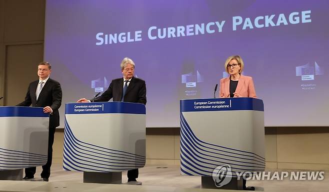 '디지털 유로화' 입법 초안 발표하는 EU 집행위 (브뤼셀 EPA=연합뉴스) EU 집행위원회가 28일(현지시간) 디지털 유로화 도입 관련 세부 규정을 담은 입법 초안을 발표하고 있다. 2023.6.28 photo@yna.co.kr [재판매 및 DB 금지]