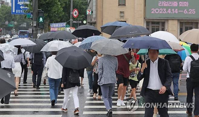 비가 옵니다 (서울=연합뉴스) 류영석 기자 = 전국적으로 비가 내리는 26일 오전 서울 광화문광장에서 시민들이 우산을 쓴 채 횡단보도를 지나고 있다. 2023.6.26 ondol@yna.co.kr