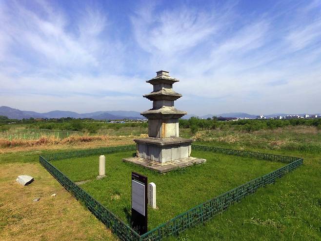 보물 '경주 미탄사지 삼층석탑' 전경  [문화재청 제공. 재판매 및 DB 금지]