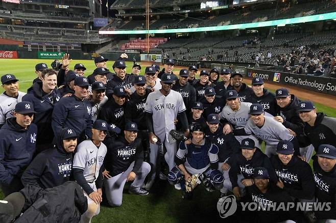 퍼펙트게임 달성한 헤르만 중심으로 기념사진 찍은 양키스 선수단 [USA 투데이/로이터=연합뉴스]