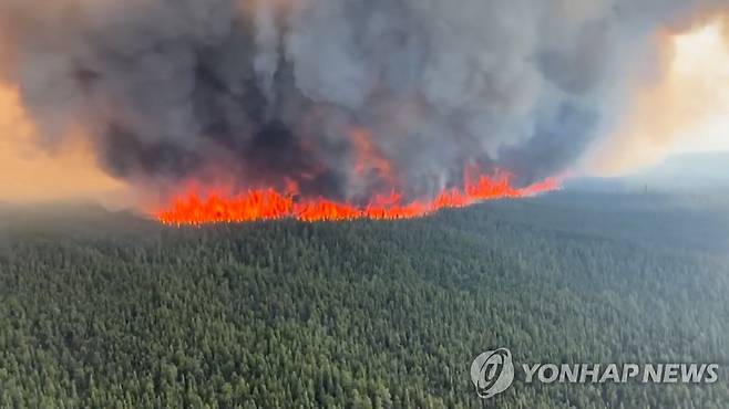 캐나다 서부에서 지속되는 산불 (텀블러리지[캐나다] 로이터=연합뉴스) 지난달 초 캐나다 동부 퀘벡주를 중심으로 발생한 산불이 끊임없이 확산하는 가운데 8일(현지시간) 서부 브리티시컬럼비아의 텀블러 리지에서 불길과 연기가 치솟고 있다. 이번 산불로 지금까지 380만 헥타르(3만8천㎢)의 국토가 소실됐다. [동영상 캡처] 2023.06.09 clynnkim@yna.co.kr