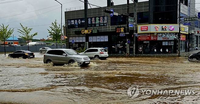 폭우에 잠긴 태안읍 시내 도로 (태안=연합뉴스) 29일 오후 호우경보가 내려진 충남 태안군 태안읍 시내 도로에 빗물이 가득 고여 있다. 이날 태안 만리포에는 오후 2시 20분 기준으로 일 강수량 69㎜에 달하는 비가 내렸다. 2023.6.29 [독자 제공. 재판매 및 DB 금지] swan@yna.co.kr