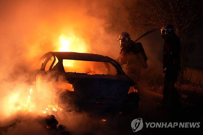 프랑스 파리 외곽 낭테르에서 열린 시위 도중 불이 난 자동차 [AFP=연합뉴스 자료사진. 재판매 및 DB 금지]