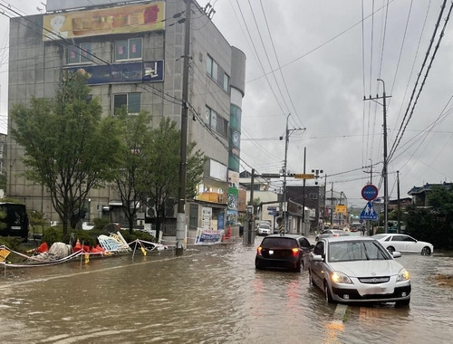 비에 잠긴 영주 시내 도로 [경북소방본부 제공. 재판매 및 DB 금지]