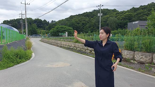 개미실 마을을 소개하고 있는 문화예술교육단체 오소록 변상이 대표, 개미실 마을 주민이기도 변상이 대표는 프리마켓, 하우스 상영회 등 다양한 문화예술 프로그램을 기획해 진행해왔다.