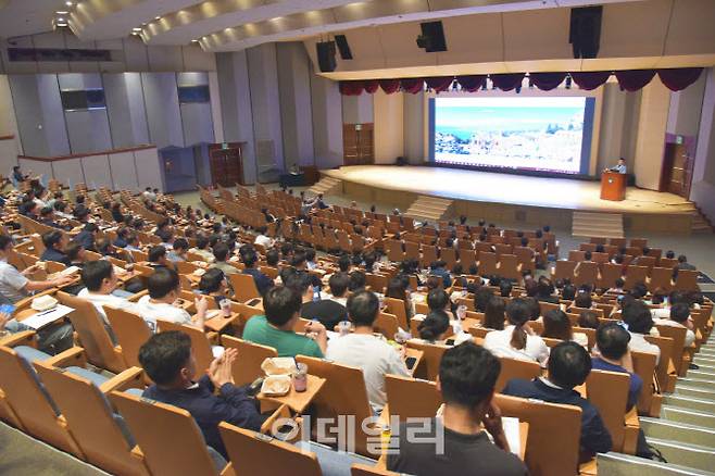 김재열 작가가 글로벌 인문학 강좌를 진행하고 있다.(사진=건설공제조합)