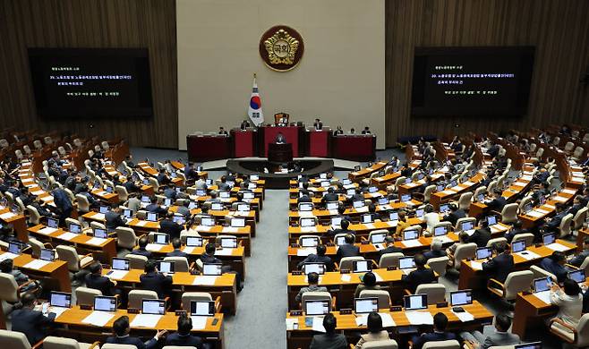 30일 오후 국회 본회의에서 박정 환경노동위원장이 ‘노란봉투법’(노동조합 및 노동관계조정법 개정안) 부의 요구 이유를 설명하고 있다.(사진=연합뉴스)