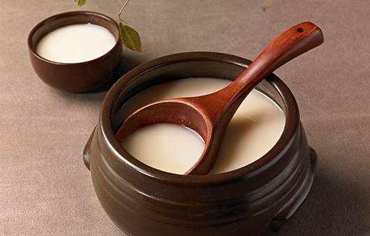 MZ세대가 열광하고 있는 막걸리에는 유산균이 풍부하지만 다른 주종에 비해 숙취가 심하다ㅣ출처: 게티이미지뱅크