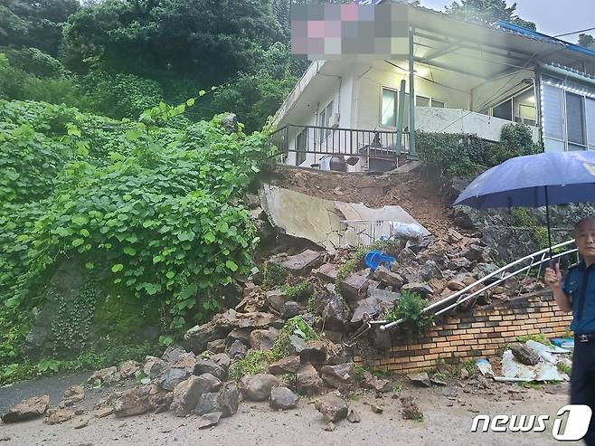 30일 오전 5시30분쯤 광주 동구의 한 가게에서 석축이 붕괴됐다는 신고가 접수돼 소방당국과 광주 동구청이 조치를 취하고 있다.(광주 동구 제공) 2023.6.30/뉴스1