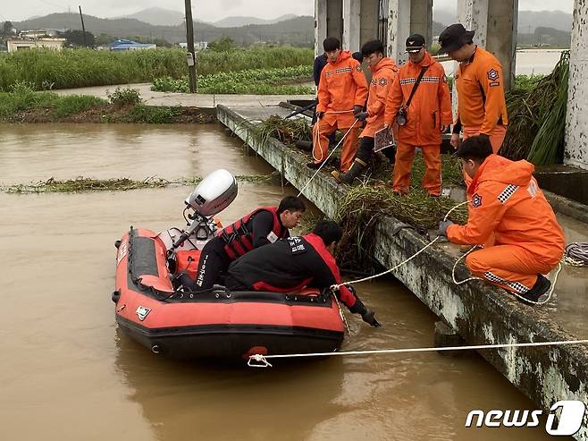 28일 오전 전남소방본부 소방대원들이 전남 함평군 엄다면 송로리 인근에서 전날 폭우로 불어난 하천 수문을 열다가 실종된 수문관리자 여성을 찾기 위한 수색 작업을 하고 있다. (전남소방본부 제공) 2023.6.28/뉴스1