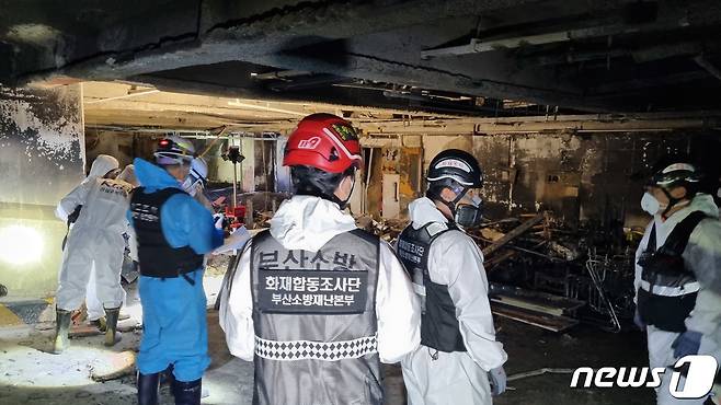 22일 오전 부산소방재난본부와 국립과학수사연구원 화재합동조사단이 화재가 발생한 부산 해운대구 중동 한 호텔 건물의 지하 6층 주차장에서 합동 감식을 벌이고 있다. (부산소방재난본부 제공)2023.6.22/뉴스1 ⓒ News1 노경민 기자