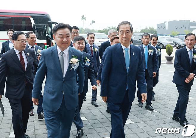 30일 전북 군산 GSCO에서 새만금투자진흥지구 선포식이 열린 가운데 김관영 전북지사와 한덕수 국무총리(앞줄 왼쪽 1,2번째)가 행사장에 함께 들어서고 있다.2023.6.30.(전북도 제공)/뉴스1