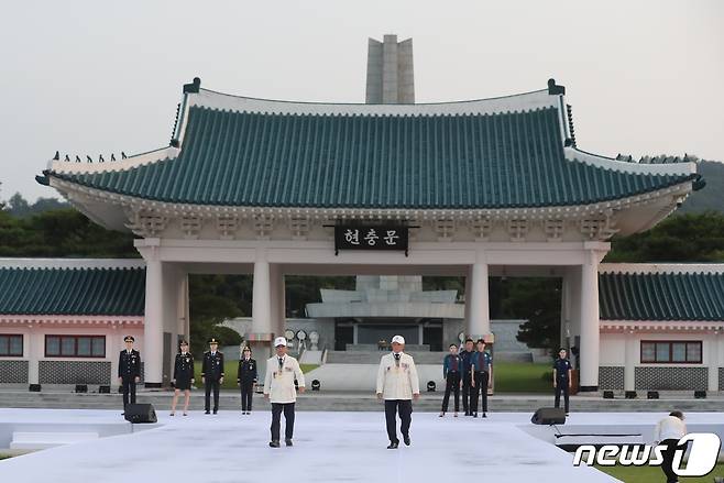 30일 오후 서울 동작구 국립서울현충원 겨레얼마당에서 열린 '제복-한복 패션쇼 자락을 펴다'에서 6.25전쟁 참전 유공자들이 제복을 입고 런웨이를 걷고 있다. 2023.6.30/뉴스1 ⓒ News1 이승배 기자