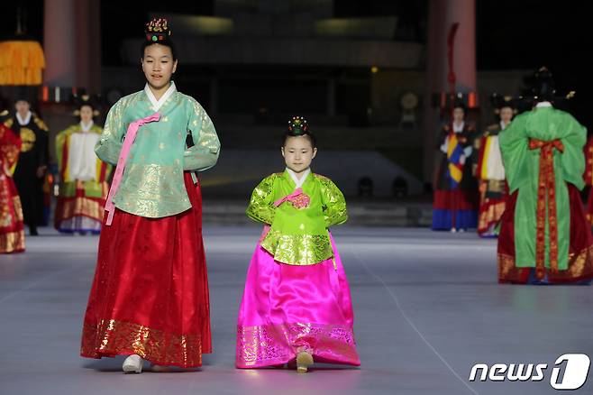 30일 오후 서울 동작구 국립서울현충원 겨레얼마당에서 열린 '제복-한복 패션쇼 자락을 펴다'에서 모델들이 한복을 입고 런웨이를 걷고 있다. 2023.6.30/뉴스1 ⓒ News1 이승배 기자