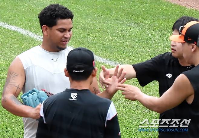 '여기에 맞았지만 괜찮아요' 전날 파울타구에 맞은 부위를 보여주는 산체스. 대전=정재근 기자