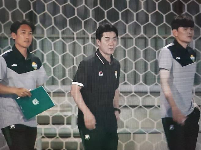 25일 수원FC와의 K리그1 19라운드에서 벤치를 지휘한 강원 윤정환 감독(가운데)과 정경호(오른쪽) 최재수 코치. TV중계 화면 캡처