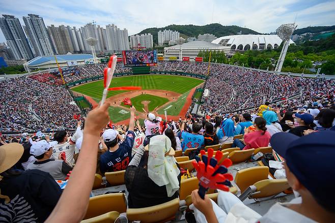 4일 부산 사직야구장에서 열린 2023프로야구 KIA 타이거즈와 롯데 자이언츠의 경기를 찾은 관중들이 열띤 응원을 하고 있다. 2023.6.4 연합뉴스