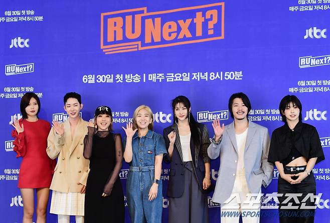 30일 서울 상암동 스탠포드호텔에서 JTBC 서바이벌 프로그램 '알유넥스트(R U Next?)' 제작발표회가 열렸다. 김선형PD, 이예지PD와 함꼐 포즈를 취하고 있는 출연진. 상암=송정헌 기자songs@sportschosun.com/2023.06.30/