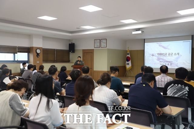 광주·전남지방병무청은 지난 28일 오충원 공군 제38전투비행전대장을 초청해 '우리 공군 바로 알기' 교육을 실시했다. / 광주전남병무청