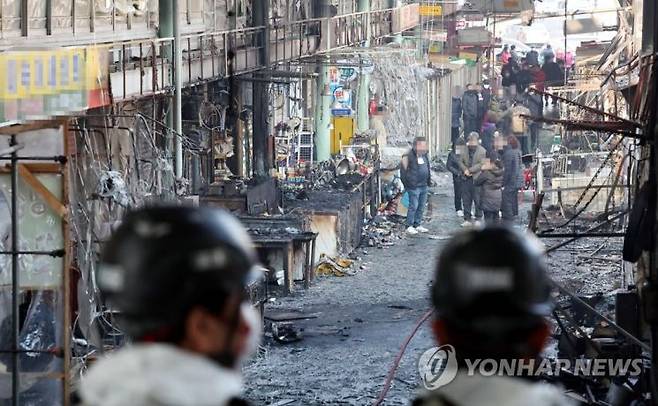 40대 남성 A씨가 올해 3월 인천 동구 현대시장에 불을 질러 전체 점포 205곳 가운데 70곳이 불에 탔고 12억3000만원 상당(소방서 추산)의 재산 피해가 발생했다. 2023.3.4 [이미지 출처=연합뉴스]