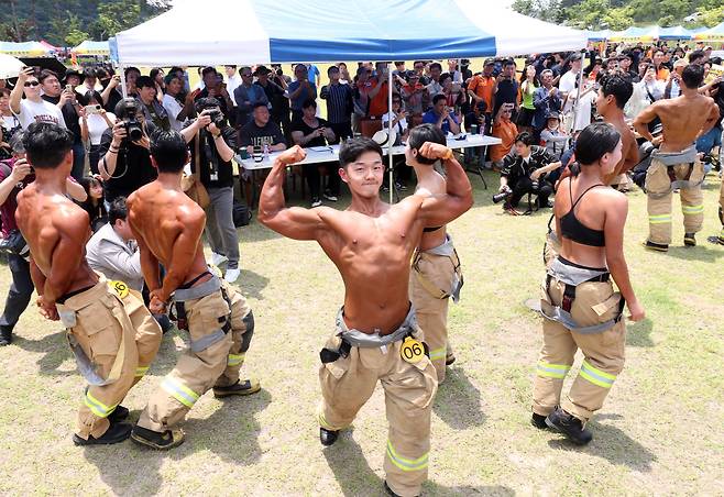 지난 13일 충남 공주시 중앙소방학교에서 열린 제36회 전국소방기술경연대회 몸짱소방관 선발대회에 참가한 소방관들이 근육으로 꽉 찬 육체미를 뽐내고 있다. /신현종 기자