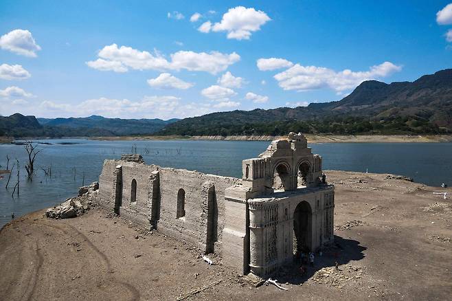 가뭄으로 저수지가 마르면서 460년전 지어졌던 케출라 교회가 완전한 모습을 드러냈다. /AFP 연합뉴스