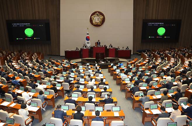 30일 오후 서울 여의도 국회에서 열린 제407회 국회(임시회) 제7차 본회의에서 가상자산 이용자 보호 등에 관한 법률안이 통과되고 있다. /뉴스1