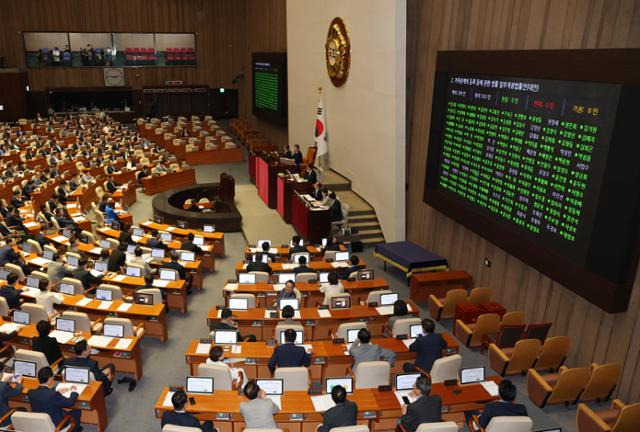 30일 국회 본회의에서 '출생통보제' 도입을 위한 '가족관계 등록 등에 관한 법률 개정안'을 의결하고 있다. 연합뉴스