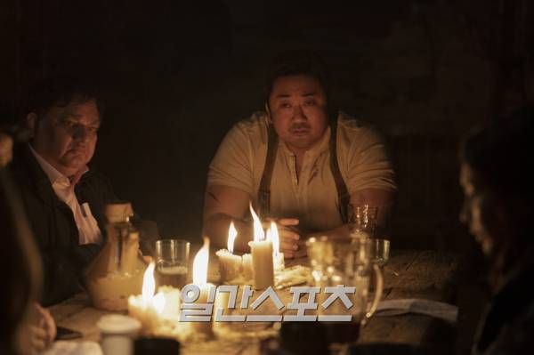 영화 '이터널스' 스틸 속 마동석(가운데). (사진=월트디즈니컴퍼니 코리아 제공)
