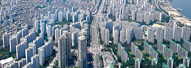 부동산 전문가들은 하반기 금리와 역전세 변수 속에서도 아파트 가격이 상승할 가능성이 높다고 내다봤다. 유망 부동산 상품으로는 ‘재건축 추진 아파트’를 꼽았다. 토지거래허가구역으로 지정된 서울 강남구 삼성동과 송파구 잠실동 일대. 한경DB