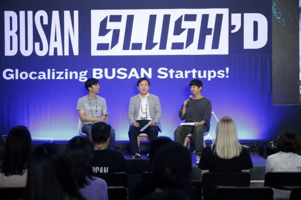 (위)SLUSH HQ(우 나탈리 링우드 슬러시드 총괄, 좌 발테리 메릴레이넨 프로덕션 헤드) (아래)왼쪽부터 박재욱 코스포 의장, 차완영 마린이노베이션 대표, 김철우 RTBP 대표.