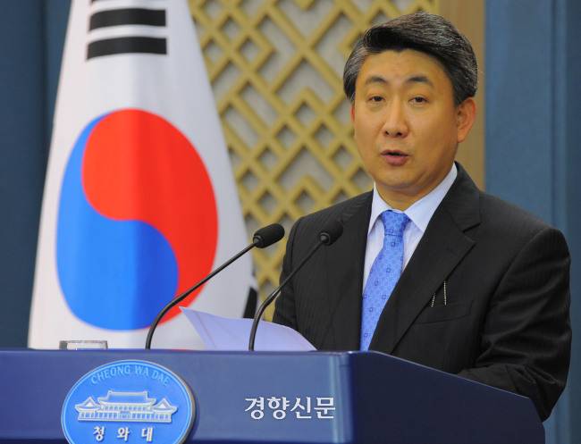 이동관 당시 청와대 홍보수석이 2010년 춘추관에서 청와대조직개편안에 관련해 브리핑을 하고 있다. 경향DB