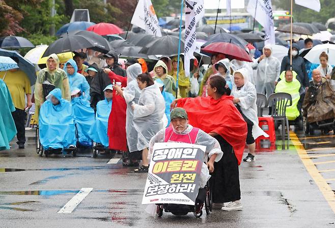 29일 오후 서울 영등포구 이룸센터 앞에서 열린 전국장애인차별철폐연대  ‘장애등급제 폐지 1박2일 전동행진’에서 참가자들이 행진하고 있다. 연합뉴스