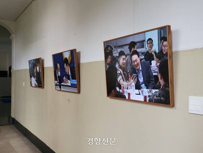 충북도가 도청 본관 2층에 설치한 윤석열 대통령의 사진. 이삭 기자.