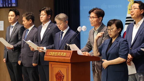 문재인 정부 청와대 출신 더불어민주당 의원들이 29일 국회에서 윤석열 대통령의 ‘반국가 세력’ 발언을 규탄하는 기자회견을 하고 있다. 연합뉴스