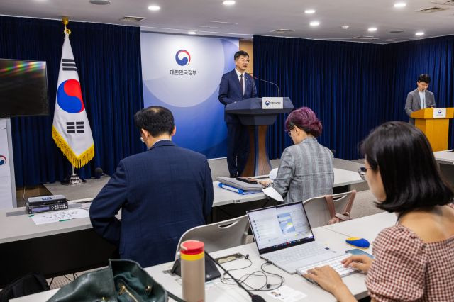 이기일 보건복지부 1차관이 22일 오후 서울 종로구 정부서울청사에서 임시 신생아 번호 관리 아동 실태조사방안 등 아동학대와 관련한 대응 방안을 발표하고 있다. 연합뉴스