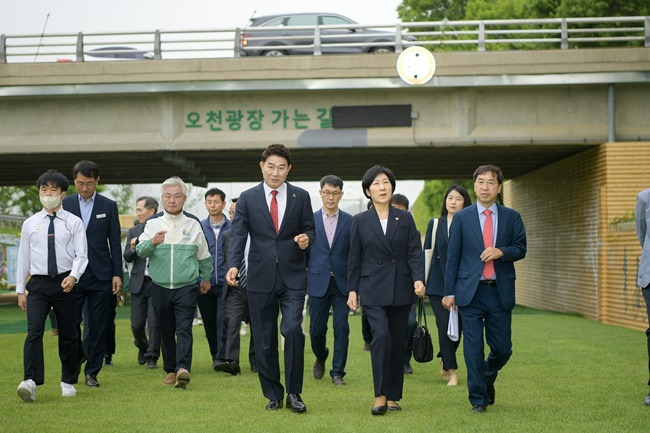 노관규 순천시장(가운데)이 지난 달 한화진 환경부 장관과 정원박람회장 그린아일랜드를 걷고 있다. [순천시 제공]