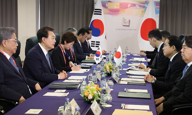 G7 정상회의 참관국 자격으로 일본을 방문 중인 윤석열 대통령이 지난 5월 21일 히로시마 평화기념공원 국제회의장에서 열린 기시다 후미오 일본 총리와의 정상회담에서 발언하고 있다. [연합]