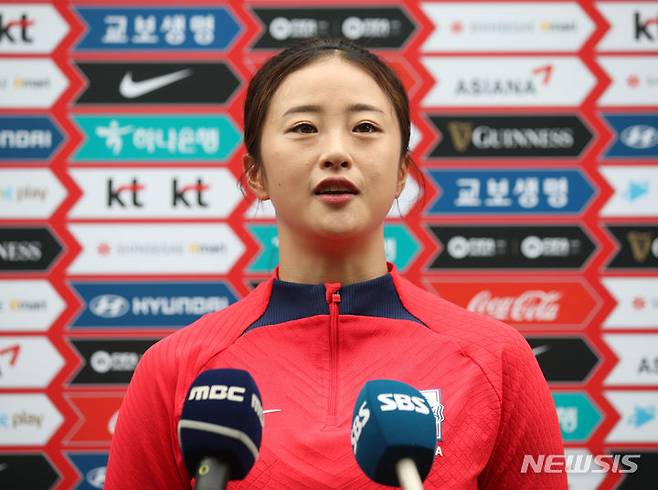 [파주=뉴시스] 김진아 기자 = 대한민국 여자축구 국가대표팀 최유리가 30일 오전 경기 파주 국가대표트레이팅센터(NFC)에서 훈련에 앞서 취재진의 질문에 답하고 있다. 2023.06.30. bluesoda@newsis.com