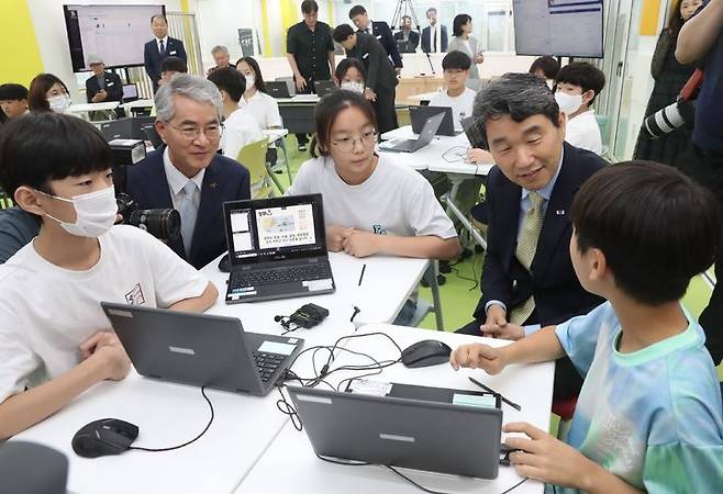 이주호 사회부총리 겸 교육부 장관이 30일 경남 창원시 성산구 상남초등학교를 찾아 경남교육청이 만든 인공지능(AI) 학습 플랫폼 '아이톡톡'으로 수업하는 아이들과 이야기를 하고 있다. *재판매 및 DB 금지