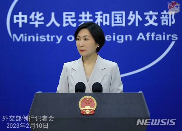 [서울=뉴시스] ﻿﻿미국 정부가 대만에 탄약을 비롯한 4억4000만달러(약 5800억원) 상당의 무기 판매를 승인한 데 대해 중국이 강력 반발했다. 사진은 중국 외교부 마오닝 대변인이  정례 기자회견을 주재하는 모습. 2023.06.30