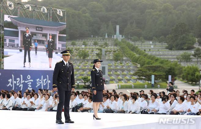 [서울=뉴시스] 권창회 기자 = 30일 오후 서울 동작구 국립서울현충원에서 열린 제복-한복패션쇼 '자락을 펴다' 행사에서 제복패션쇼가 진행되고 있다. 2023.06.30. kch0523@newsis.com