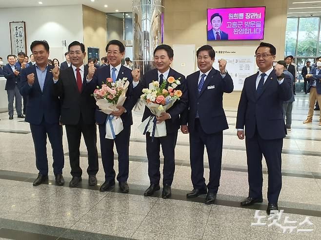 원희룡 국토부 장관이 고흥군청 1층 로비에서 환대 받으며 포즈를 취했다. 고영호 기자