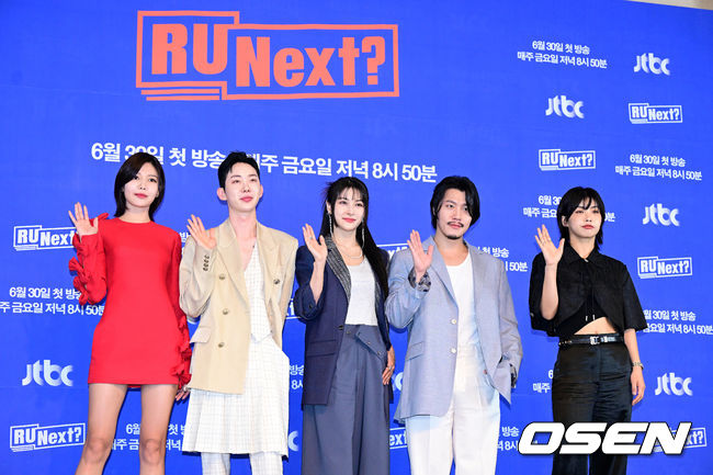 [OSEN=지형준 기자] 30일 오전 서울 마포구 스탠포드호텔코리아에서 JTBC ‘R U Next?(알 유 넥스트?)’ 제작발표회가 열렸다.‘R U Next?’는 하이브와 CJ ENM JV 레이블 빌리프랩의 차세대 글로벌 걸그룹 최종 멤버를 결정하는 프로그램이다. 참가자들은 체계적인 커리큘럼 안에서 트레이닝을 받고, 7개의 관문을 하나씩 통과하며 자신의 잠재력과 스타성을 증명한다. 지난 23일 글로벌 팬 커뮤니티 플랫폼 위버스와 모바일 금융 앱 토스에서 첫 번째 글로벌 투표가 시작됐다.최수영, 조권, 박규리, 이현, 아이키가 포즈를 취하고 있다. 2023.06.30 /jpnews@osen.co.kr