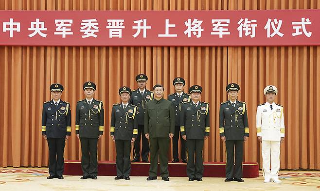 시진핑 중국 국가주석(앞줄 가운데)이 28일 베이징 공산당 중앙군사위원회 건물에서 열린 상장 진급식에서 군 최고 계급인 상장으로 진급한 장교들과 기념 촬영을 하고 있다. 베이징=EPA연합뉴스