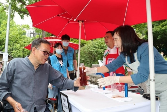 지난 28일 개최된 ‘정동길 텀블러데이’에서 시민에게 무료로 음료를 나눠주는 이영실 의원