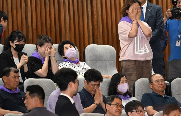 이태원참사 유가족협의회가 30일 오후 서울 여의도 국회에서 열린 제407회국회(임시회) 7차 본회의에를 방청하고 있다. 안주영 전문기자