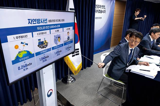 후쿠시마 오염수 관련 범부처 태스크포스(TF) 기술검토위원장인 이허균영 경희대 원자력공학과 교수가 6월28일 서울 종로구 정부서울청사에서 후쿠시마 원전 오염수 방류 관련 정부 대응 일일 브리핑에서 자연방사선 수치를 설명하고 있다. ⓒ연합뉴스