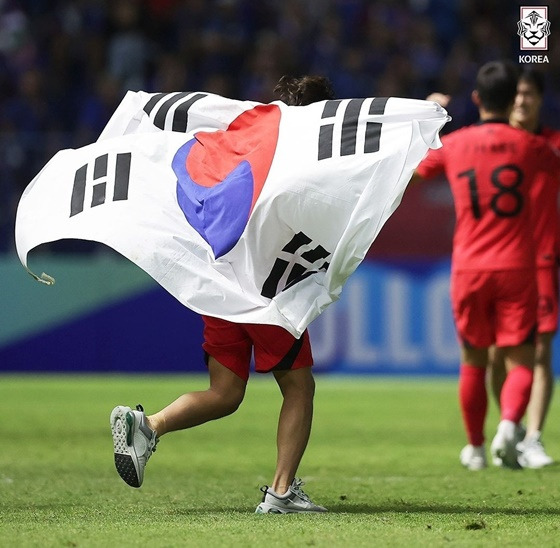 태극기를 휘두르고 기뻐하는 U-17 대표팀. /사진=대한축구협회 SNS